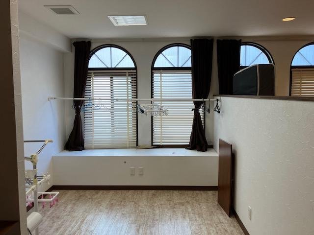 室内（アーチ窓）